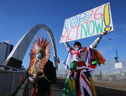 Attivisti manifestano in occasione della COP26 a Glasgow (ANSA)