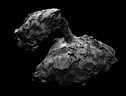 Il nucleo della cometa 67P fotografato dalla camera di navigazione della sonda Rosetta (fonte: ESA/Rosetta/NAVCAM) (ANSA)
