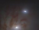 I due nuclei galattici luminosi, ciascuno contenente un buco nero supermassiccio, nella galassia NGC 7727 (fonte: Eso/Voggel et al.) (ANSA)