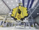 Il grande specchio del telescopio spaziale James Webb (fonte: NASA's James Webb Space Telescope from Greenbelt, MD, USA) (ANSA)