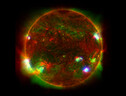La luce del Sole ripresa in diverse lunghesse d'onda da tre osservatori solari (fonte: NASA/JPL-Caltech/JAXA) (ANSA)