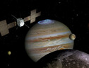 Rappresentazione grafica della sonda Juice con Giove e le sue lune ghiacciate (fonte: ESA_NASA_ATG MediaLab) (ANSA)