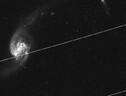La scia di una costellazione dei satelliti di SpaceX disturba unìimmagine catturata dal telescopio spaziale Hubble (fonte: NASA, ESA, Kruk et al.) (ANSA)