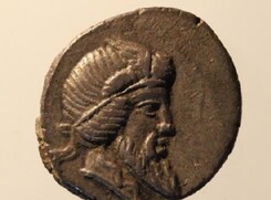 Il dio Bacco ritratto su un’antica moneta romana (fonte: Università di Liverpool) (ANSA)