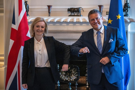 Il vicepresidente della Commissione Maros Sefcovic e la negoziatrice britannica e segretario di Stato per gli Affari Esteri, Liz Truss