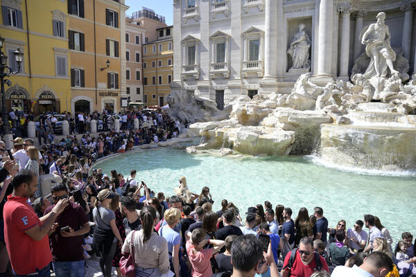 Folla di turisti a Fontana di Trevi © ANSA