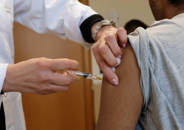 Meningite: a Capriolo gente in coda per il vaccino © ANSA