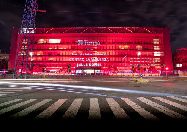 Il quartir generale di Terna illuminato di rosso nella Giornata contro la violenza sulle donne © Ansa