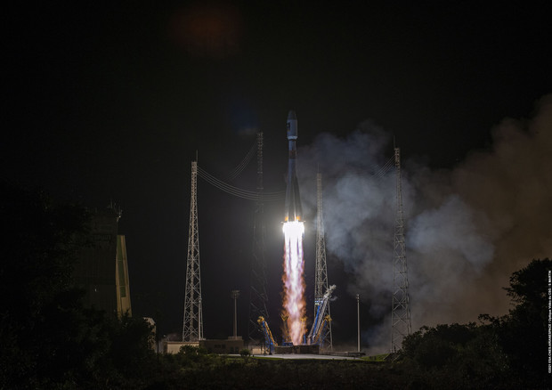 Il lancio della Soyuz che porta in orbita altri due satelliti del sistema europeo Galileo per la navigazione satellitare (fonte: ESA/CNES/Arianespace/Optique Vidéo du CSG - S Martin) © Ansa