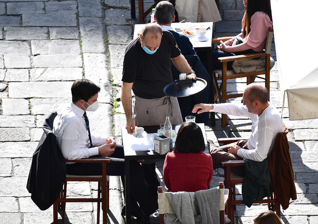 Clienti al tavolo di un ristorante a Genova © ANSA