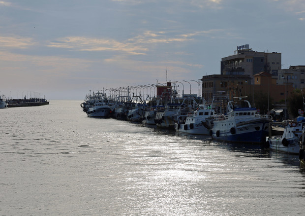 I pescherecci della flotta di Fiumicino ormeggiati nel porto canale in una foto d'archivio © ANSA