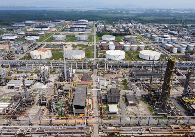 La vista di una raffineria Petrobras a Rio de Janeiro © EPA