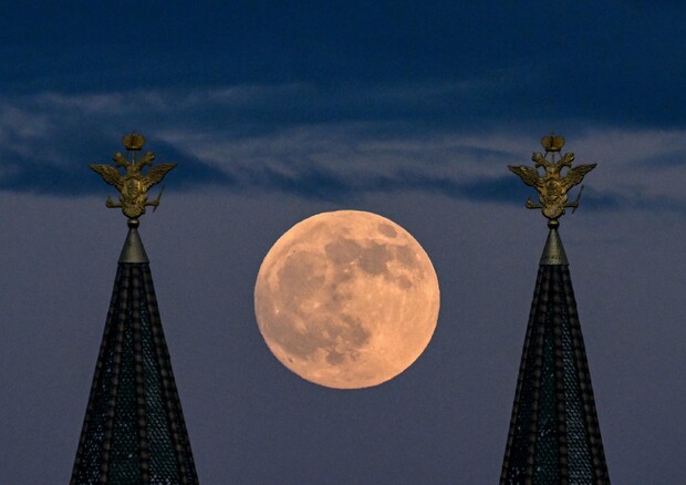 La luna piena sulla piazza Rossa a Mosca © AFP