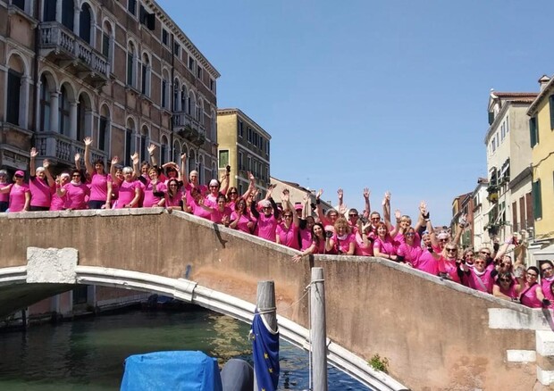 Le donne che hanno partecipato a Venezia alla regata in rosa per la settima giornata della salute della donna. La manifestazione si e' svolta in 27 città © Ansa