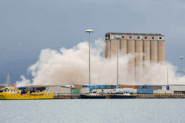 Iniziata demolizione silos porto Cagliari, giù la torre