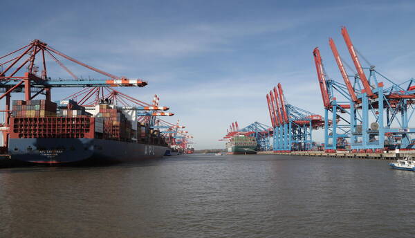 Stop pilotine, nel porto di Amburgo bloccate navi container