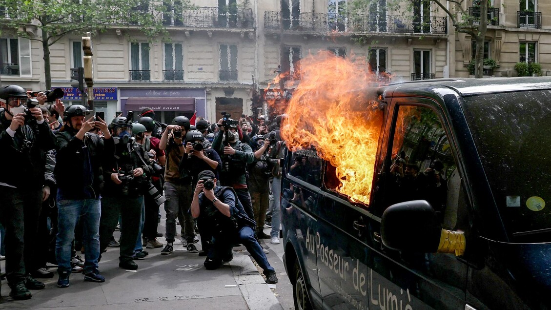 Tensione e scontri al corteo di Parigi del Primo Maggio