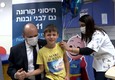 Il premier israeliano Bennet con il figlio di 9 anni mentre fa la vaccinazione anti-Covid © ANSA