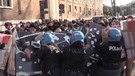 Roma, tensione tra studenti e polizia durante corteo (ANSA)