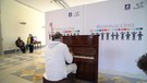 Covid, a Bacoli l'infermiere pianista allieta gli anziani in attesa del vaccino(ANSA)