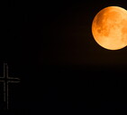 The Super Flower Blood Moon set during the lunar eclipse over Skopje (ANSA)
