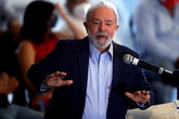 L'ex presidente brasiliano Lula arriva all'Eurocamera per l'incontro con S&d (ANSA)