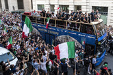 Il bus scoperto con la squadra della Nazionale per le strade di Roma tra una calca di sostenitori (ANSA)