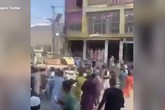 Kabul, la popolazione lancia pietre contro i militari afghani in fuga