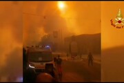 Incendi: fiamme lambiscono centro abitato di Enna
