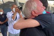 Vito Dell'Aquila all'aeroporto di Brindisi abbraccia il suo maestro e la sua famiglia