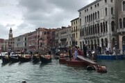 Un violino gigante solca il Canal Grande, concerto itinerante a Venezia