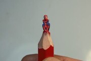 La punta di una matita prende le sembianze di Spider-Man