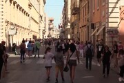 Saldi, romani e turisti nei negozi di via del Corso: 'Giusto qualche acquisto'