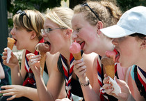 In questa immagine d'archivio, alcune ragazze mentre mangiano il gelato (ANSA)