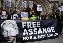 Sostenitori di Julian Assange davanti l'alta corte di Londra (ANSA)