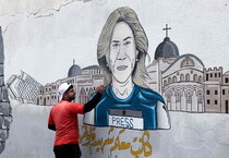 Il murale di un artista palestinese in onore della giornalista di Al-Jazeera Shireen Abu Akleh, uccisa (ANSA)