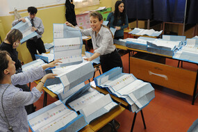 Scrutatori al lavoro in un seggio elettorale (ANSA)