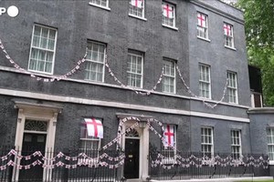 Europei, bandiere inglesi alle finestre del 10 di Downing Street (ANSA)