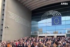 Il lungo applauso in ricordo di #DavidSassoli dagli eurodeputati radunati davanti Parlamento europeo  (ANSA)