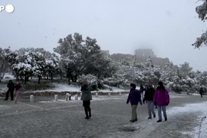 Ondata di gelo e neve in Grecia, Partenone imbiancato (ANSA)