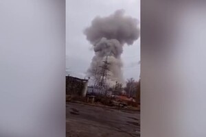Ucraina, Akhtyrka: la colonna di fumo dalla centrale termica colpita dai russi (ANSA)
