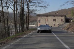 Lamborghini Aventador, la prova dell'ultimo V12 aspirato (ANSA)