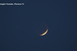 Le spettacolari immagini dell'eclissi di luna in Metrocitta' Firenze (ANSA)