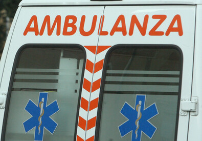 Un'ambulanza in una foto di archivio (ANSA)