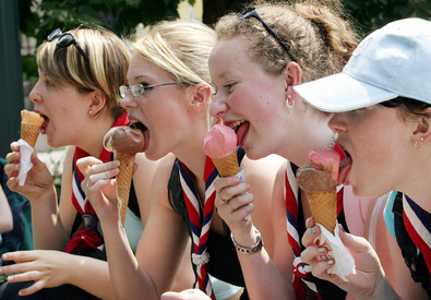 In questa immagine d'archivio, alcune ragazze mentre mangiano il gelato (ANSA)