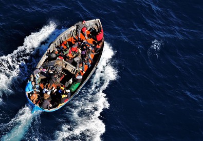 Un barcone con migranti fotografato da un elicottero della Guardia di Finanza. Immagine d'archivio (ANSA)