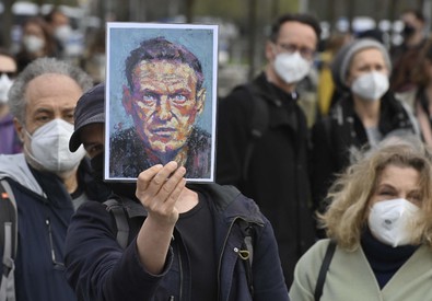 Un manifestante mostra un ritratto dell'oppositore russo Alexei Navalny (ANSA)