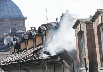 L'incendio nel centro di Torino (ANSA)