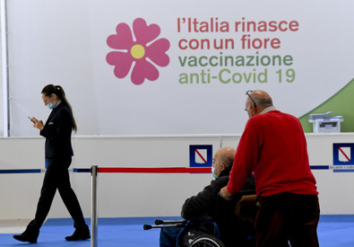 Persone in fila nell' Hub vaccinale anti covid della Mostra d'oltremare di Napoli (foto di archivio) (ANSA)