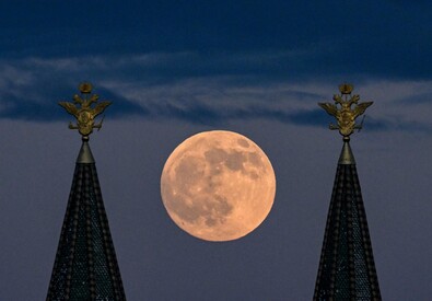 La luna piena sulla piazza Rossa a Mosca (ANSA)